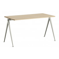 TABLE PYRAMID 01, 140 x 65 cm, Chêne laqué mat, piètement acier beige, de HAY